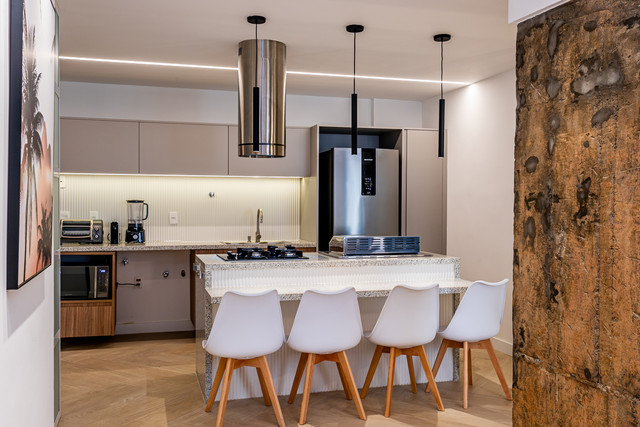 Cozinha moderna com ilha e banquetas