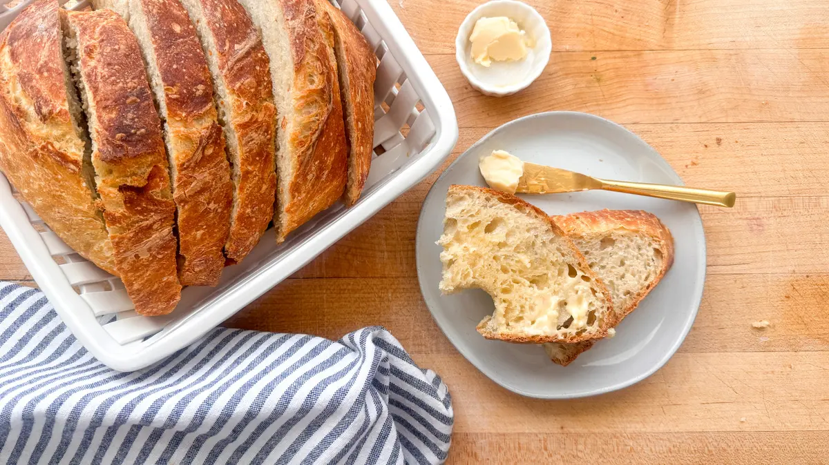 Easy Homemade Bread: A Dutch Oven Method