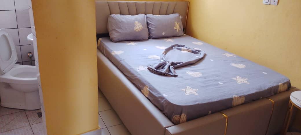 Chambre meublée à louer à Bonateki, Douala - 15000 FCFA/nuit