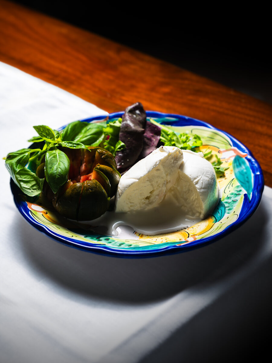 Bufala, pomodoro rosso e basilico