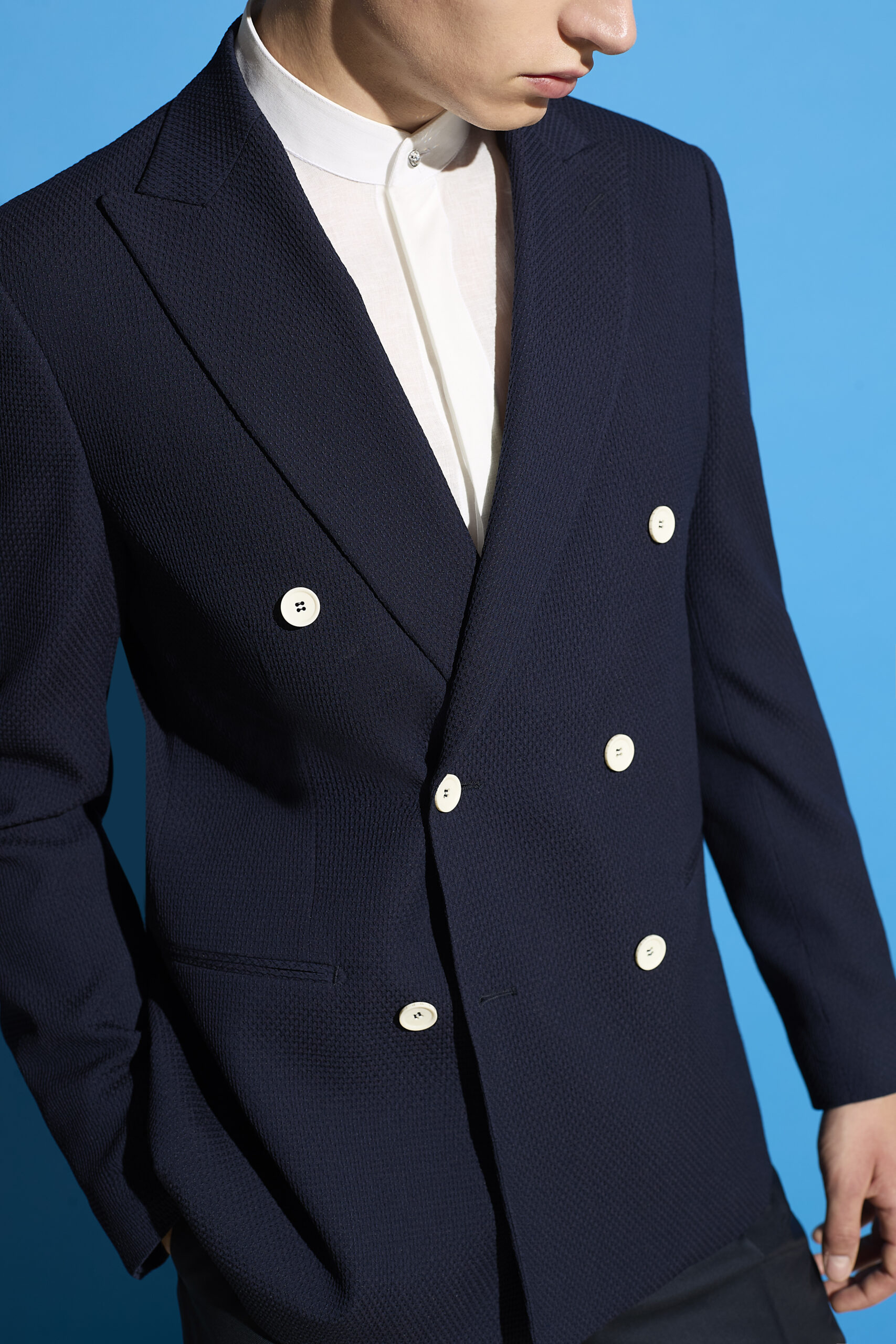 Pignatelli SS26, il rebranding a Milano Moda Uomo dettaglio giacca doppiopetto elegante maschile nera con bottoni bianchi