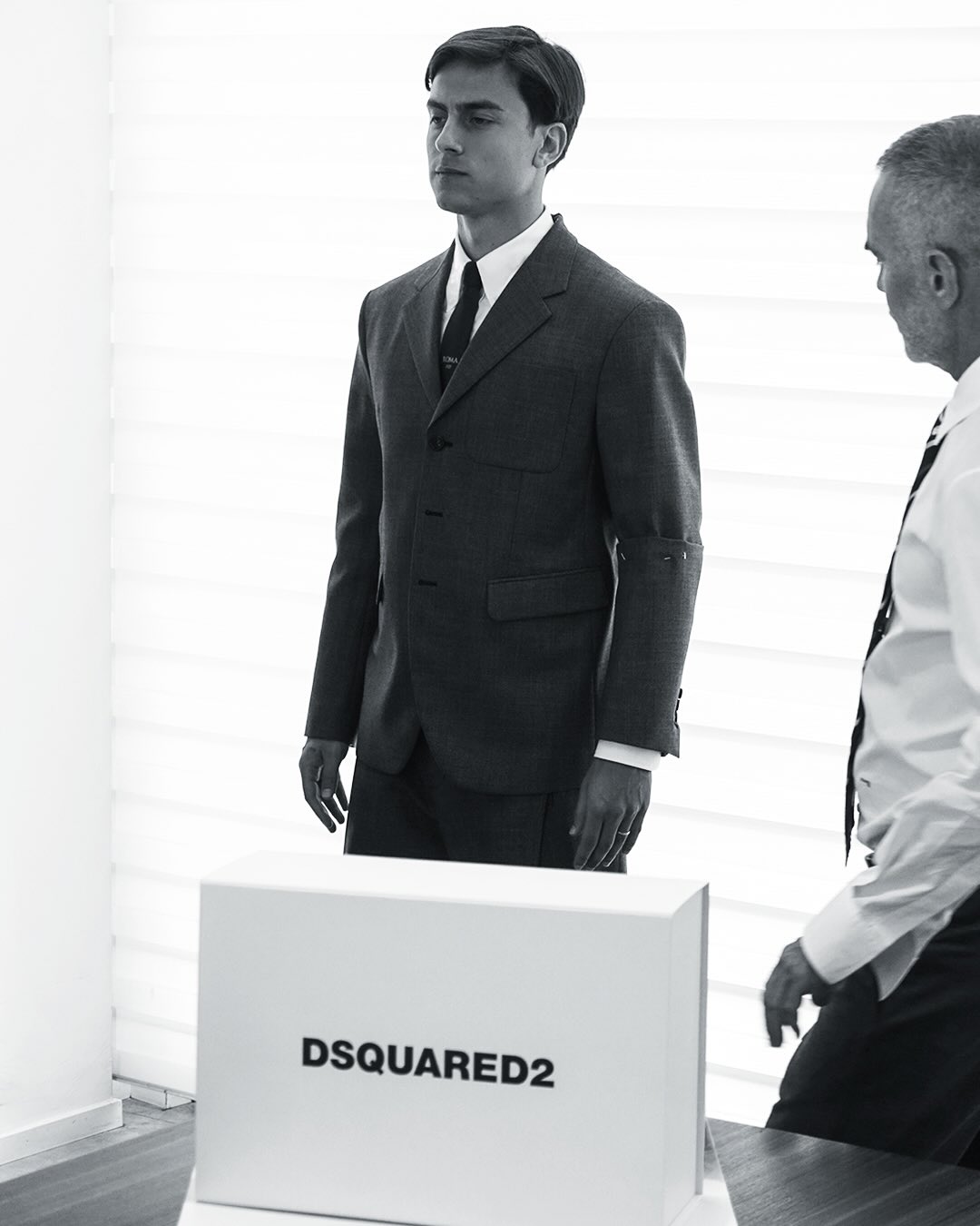 Paulo Dybala con l'abito Dsquared2 x AS Roma Paulo Dybala indossa l'abito ufficiale Dsquared2 realizzato per l'AS Roma