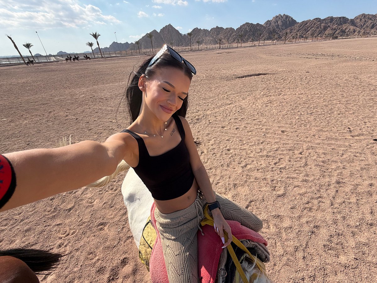 Horse Riding in the Desert – 1 Hour