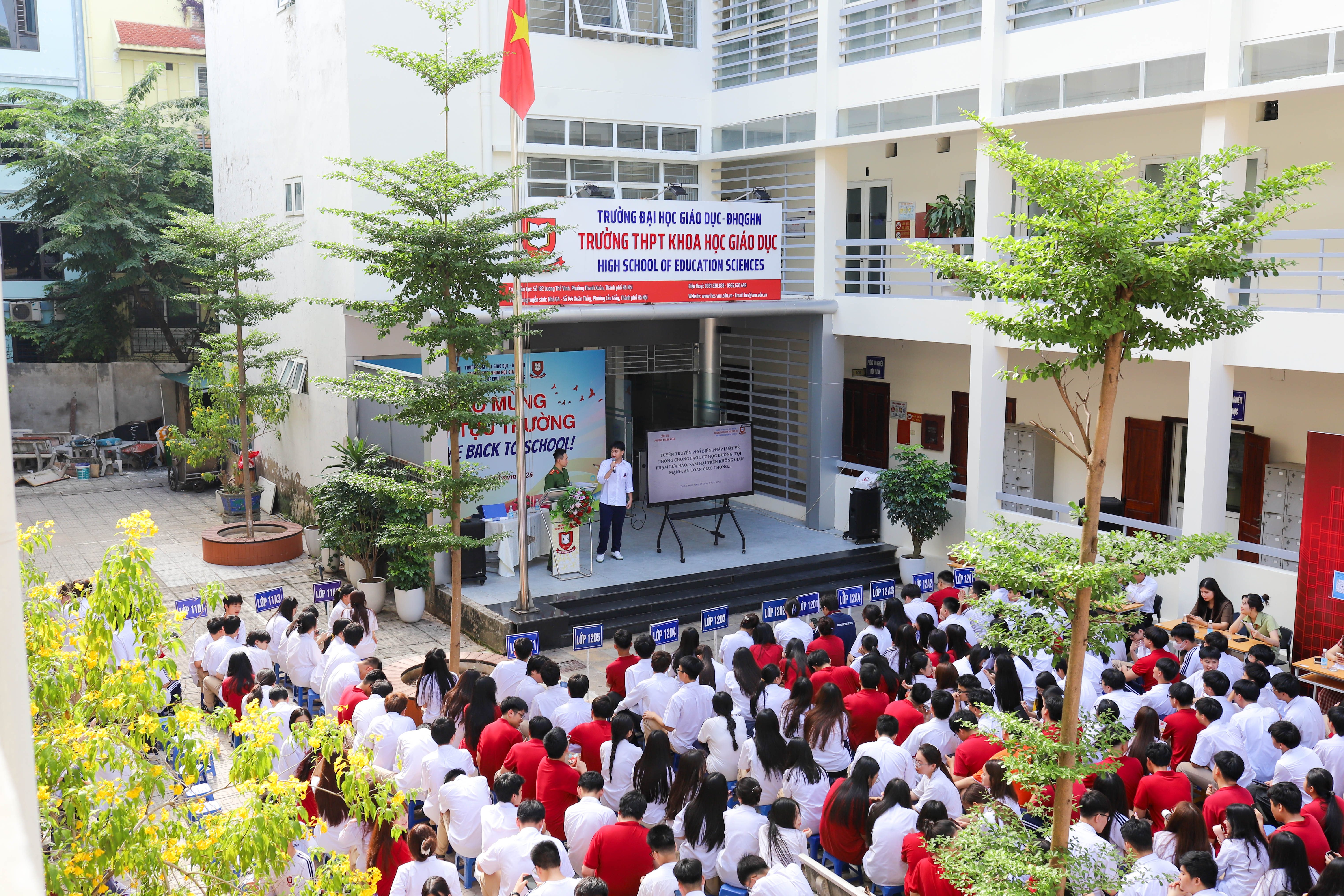 Sinh hoạt dưới cờ HES 11