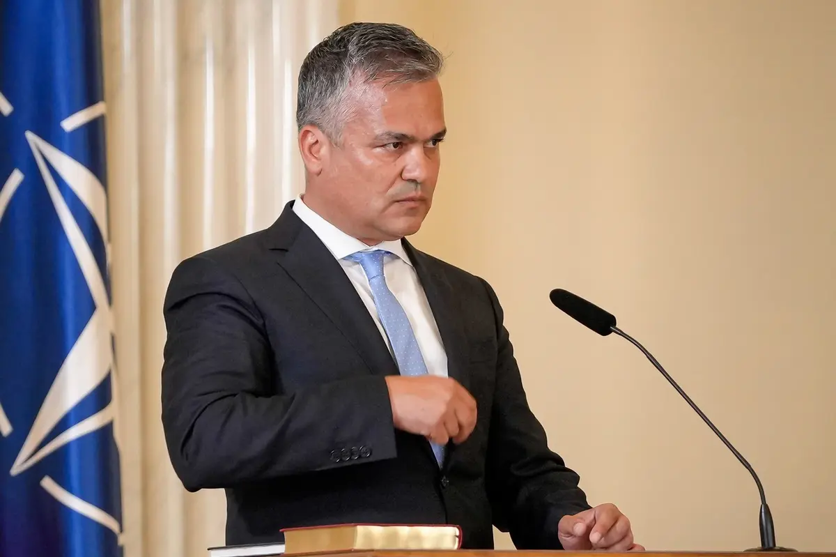 Adrian Veștea se adresează Parlamentului înaintea votului de învestitură