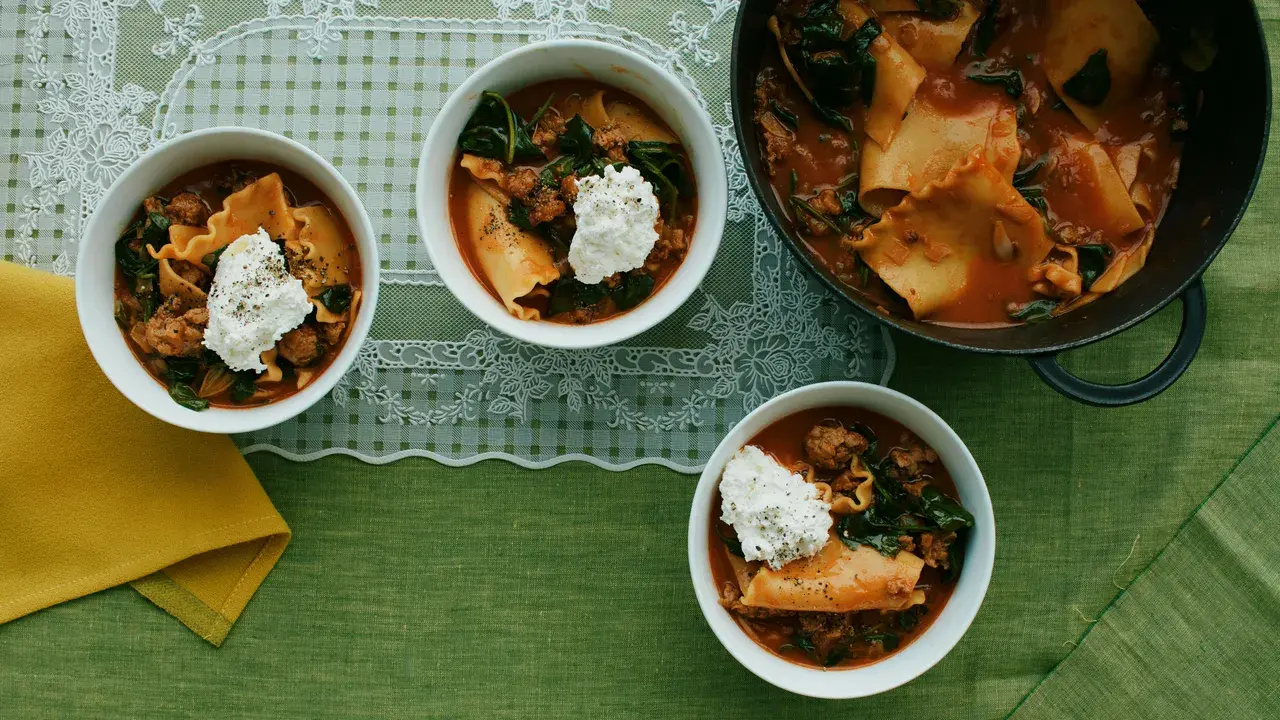 Delicious Lasagna Soup Combines Classic Flavors in a Quick