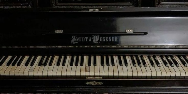 header piano.jpg