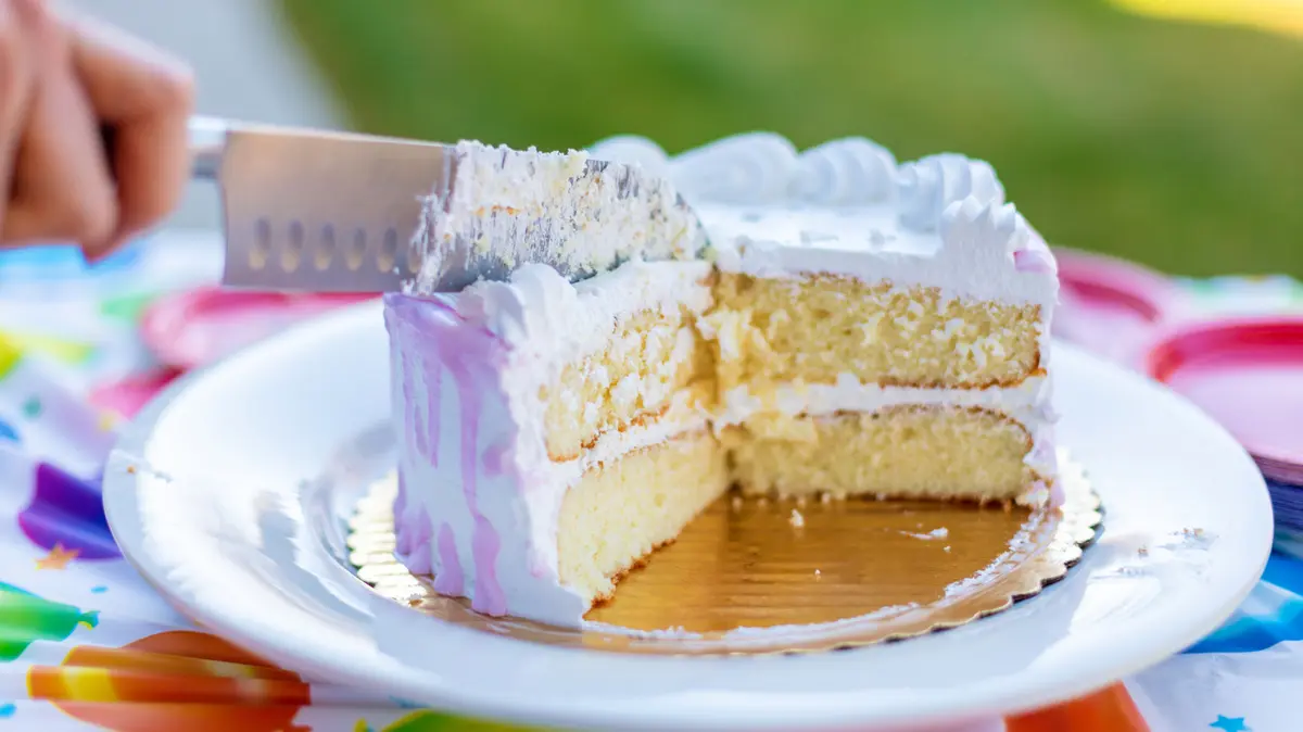 Effortless Cake Slicing: A Simple Butter Trick Transforms Dessert Service