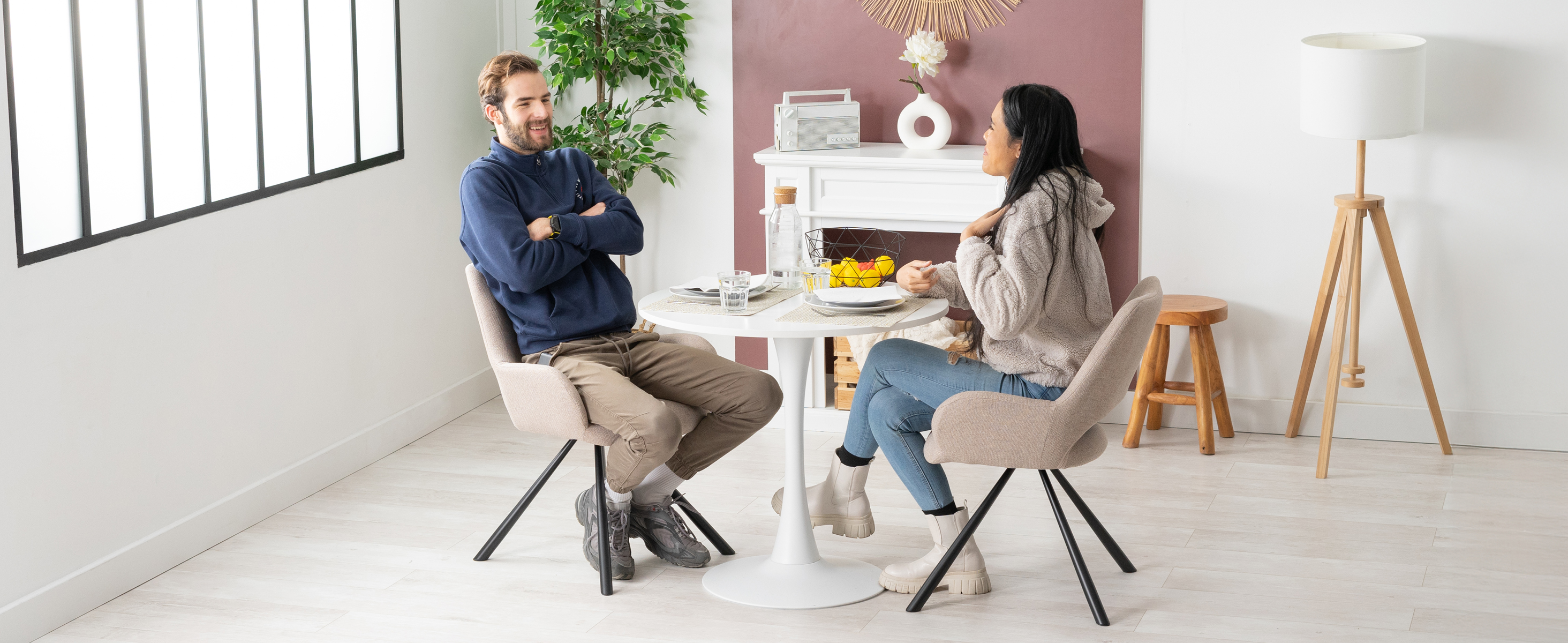 Chaise de salle à manger moderne avec accoudoirs dans un intérieur contemporain