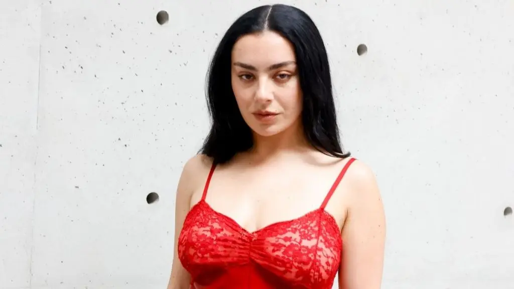 Charli XCX Stuns în rochie din piele Saint Laurent