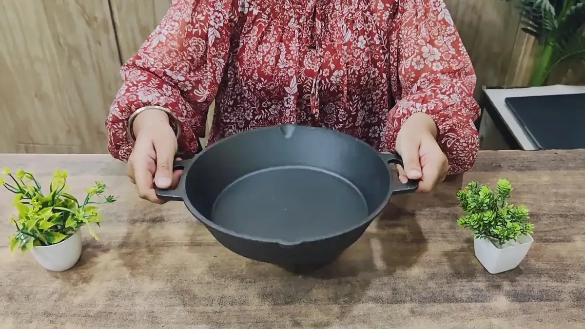Frigiderul vechi, o nouă viață ca jardinieră suspendată