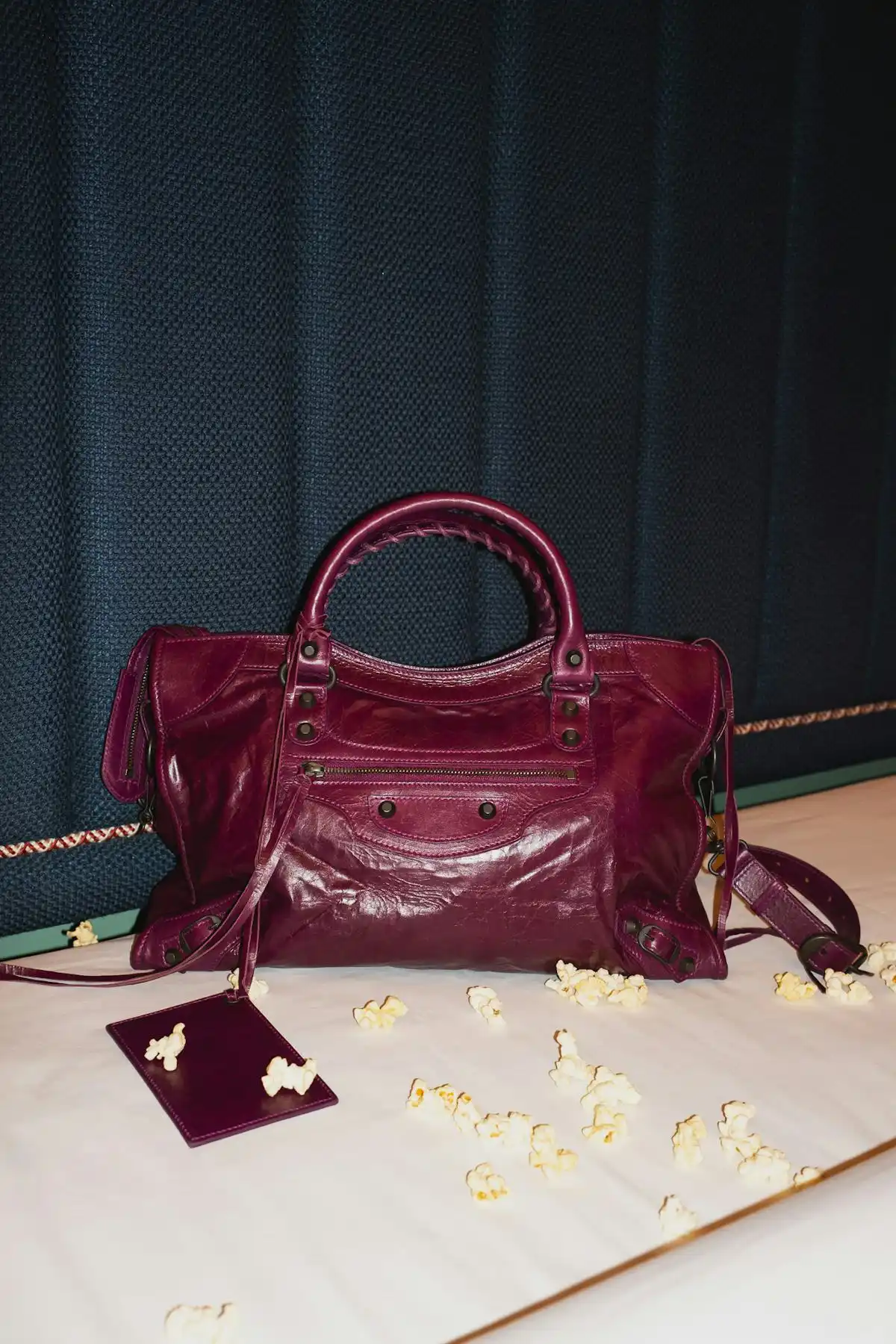 Balenciaga's Le City Bag face o revenire îndrăzneață