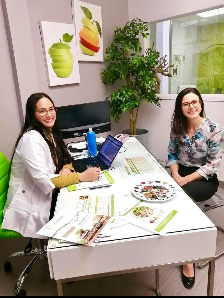 Nutritionniste-diététiste discutant avec un client, illustrant une approche personnalisée en nutrition.
