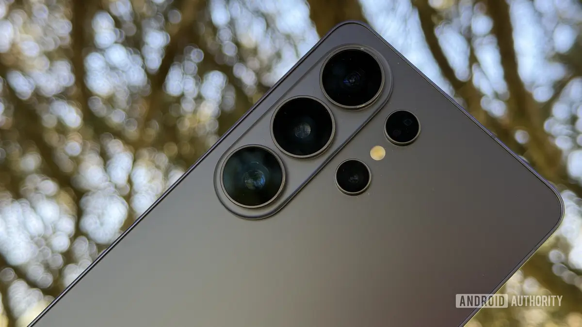 Samsung's Next Flagship Phone Could Feature a Thinner Camera