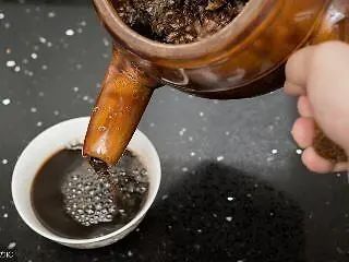 现场来料加工 - 中药打粉、熬煮、制袋，熬制阿胶