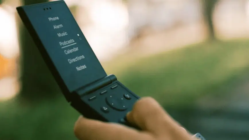 Flip Phone Stripped of AI Makes a Comeback