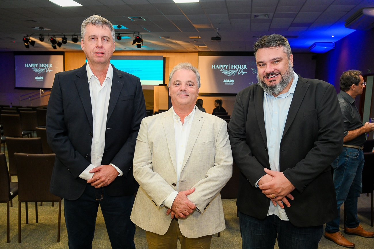 O presidente da Acaps, João Falqueto, entre o diretor de jornalismo, Luciano Rangel, e o gerente comercial da Rede Tribuna, Victor Brandão