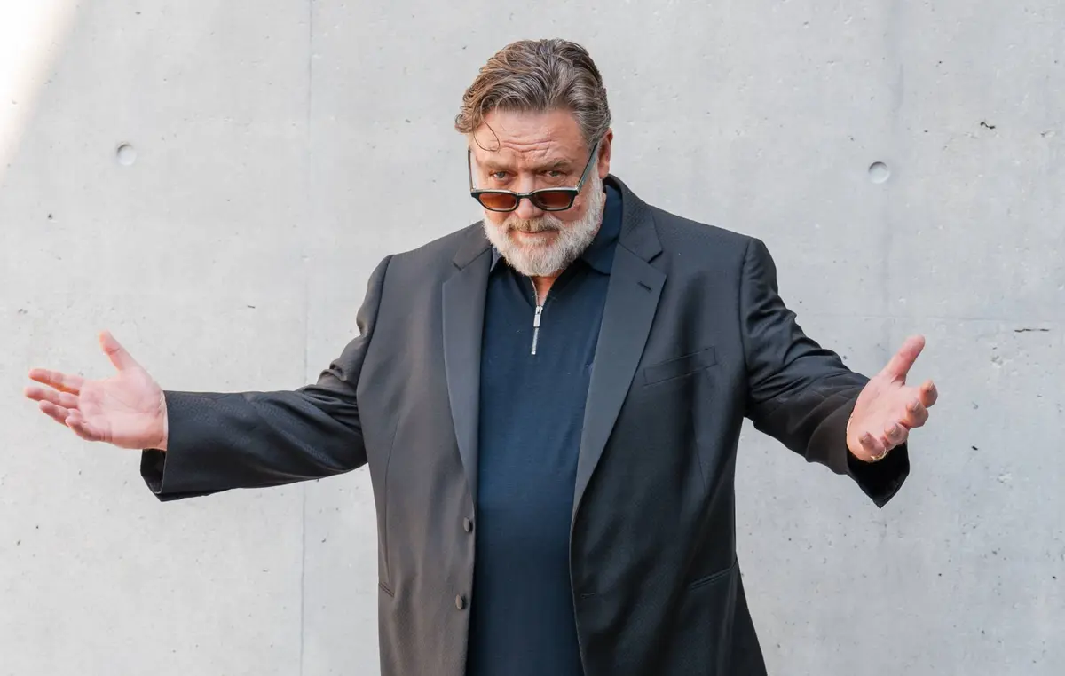 Russell Crowe Dismisses Viral Fan Encounter as Clickbait