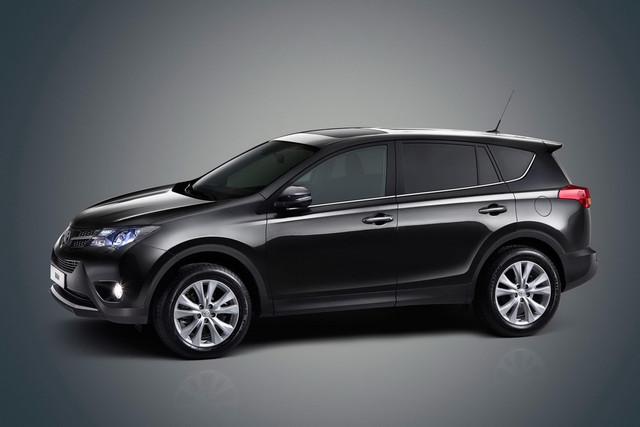 В случае с новым четвертым поколением Toyota RAV4 нельзя не отметить смену курса в корпоративном дизайне, а если быть точнее — на это нельзя не обратить внимание потому, что былая пластика плавных форм уступила место острым граням, но что интересно, Тойота РАВ 4 4-го поколения не стал казаться более ориентирован на мужскую аудиторию.


Toyota RAV4 начал продаваться в Японии в 1994 году и первоначально он выпускался только в трехдверном кузове, а рецептами высокого спроса для него стали сочетание постоянного полного привода, несущего кузова и независимых подвесок.Аббревиатура RAV переводиться с английского как автомобиль для активного отдыха. Многие считают, что Toyota RAV4 пионер в классе небольших полноприводных универсалов — это мнение ошибочное, но что совершенно точно моду и массовое увлечение разработками и выпуском автомобилей класса SUV породила именно эта модель.
С прицелом на рынки США и Канады в 1995 году появилась 5-дверная версия, которая наиболее претендовала на роль семейного автомобиля. Силовой основой «короткой» и «длинной» Тойоты РАВ 4 выступала бензиновая 2-литровая четверка мощностью 129 л.с, которая сочеталась с 5-ступенчатой механикой, либо с 4-супенчатым автоматом. Короткие свесы, постоянный полный привод и задняя подвеска без стабилизатора поперечной устойчивости располагали к настоящему авантюризму вне асфальтовых дорог.


Второе поколение Тойота РАВ 4 уже ставшего мега популярным увидел свет в 2000 году. Автомобиль подрос в размерах, увеличилась колесная база и как и прежде он выпускался с двумя типами кузова. В системе полного привода применена вискомуфта, в задней подвеске появляется стабилизатор поперечной устойчивости, а задние барабанные тормоза уступили место дисковым.



Некоторые «интелигентные» технические решения, также геометрическая проходимость немного снижают внедорожные возможности Toyota RAV4, зато делают его гораздо комфортнее и безопаснее с точки зрения устойчивости, а также управляемости на дорогах с асфальтовым покрытием. Это поколение комплектуется бензиновыми 125-сильным 1.8 л, 150-сильным двухлитровым мотором, а западной Европе еще и 116-сильным двухлитровым турбодизелем. Коробки по-прежнему 5-ступенчатая механика и 4-ступенчатый автомат.


В 2005 году компания Toyota представила очередное, уже 3-е поколение RAV4, которое вновь подросло в габаритах и стало еще технически прогрессивнее. Дизайн получился совершенно нейтральным — и вашим и нашим, поэтому два пола прекрасно гармонировали в кресле пилота. За подключение задних колес теперь отвечает электромагнитная муфта, что определенно сделало автомобиль еще менее приспособленным к езде вне асфальта.В 2010 плановая косметическая коррекция заметно освежает внешность популярной тойотовской модели.



Мощность 2-литрового мотора увеличена до 158 л.с, а бензиновый 2.4 по-прежнему развивает 170 лошадок, который с 2006 года возят подросший в размерах кузов длинобазной версии Тойота РАВ 4. Итак автомобиль растет в геометрических пропорциях, а нижние сегменты пустуют. Наверняка многие из вас задают вопрос: а почему у Тойоты нет субкомпактного кроссовера типа Nissan Juke. Ответ был получен на автосалоне в Женеве: «Очень многие производители обязательно имеют в своей модельной линейке маленькие универсалы повышенной проходимости.



У нас есть новое поколение нашего бестселлера Тойота РАВ 4 2013, запущенное на российском рынке и эта модель сочетает в себе все самое необходимое для современного покупателя: автомобиль стал больше в размерах кузова, также подросла колесная база и у него более яркий, агрессивный дизайн. в линейке моторов появился новый дизельный двигатель, а также сочетание бензинового мотора с вариаторной трансмиссией. Именно благодаря разнообразному техническому ассортименту, а также расширенным комплектациям мы сможем привлечь молодую аудиторию покупателей, которым необязательно присматриваться к компактным SUV» — разъяснил президент ООО Тойота-Мотор Такеши Исогая.Новое, 4-е поколение Toyota RAV4 2013 г. Тенденция роста, конечно не обошла стороной Тойота РАВ 4 2013 модельного года потому, что быть просто привлекательным внешне и надежным на фоне конкурентов сегодня уже не достаточно. Тойота РАВ 4 вытянулся в длину на 235 мм, но остался в пределах 5 метров. В зависимости от комплектации 5-я дверь может быть оснащена электроприводом, что заметно повышает удобство доступа к подросшему в размерах багажному отделению. К услугам владельцев теперь 506 литров и панцирь, который прикрывает полноценную запаску.На заднем ряду Toyota RAV4 очень просторно, как и в Mitsubishi Outlander, также под рукой имеется рычажок, с помощью которого можно изменять угол наклона раздельных спинок заднего ряда сидений для комфортного путешествия.


Архитектура передней панели может показаться авангардной, но не лишенной художественной идеи. Обод рулевого колеса затянут в настоящую кожу. На передней панели имеется вставка из кожезаменителя, который прошит белой ниткой. Есть также вставки тут углепластик под карбон, что очень модно использовать на сегодняшний день.
Под капотом Toyota RAV4 помимо уже привычных бензиновых двигателей наконец-то появился дизель, который сочетается с 6-ти ступенчатым автоматом, равно как и топовый бензиновый мотор.


Технические характеристики Тойота РАВ 4.
Объем двигателя (бензинового) 180 л.с;
мощность 180 л.с;
мах. крутящий момент 233 Нм (при 4100 об/мин);
мах. скорость 180 км/ч;
разгон до 100км/ч — 9,4 сек;
расход топлива 8.5л (смешаный режим).
Базовый 2-литровый бензиновый мотор развивает 146 л.с, сочетается с 6-ступенчатой механикой или вариатором, а также передним или подключаемым полным приводом. Для ценителей моментных низкооборотистых моторов в серийную ротацию на российском рынке запущен дизель объемом 2.2 литра, мощностью 150 л.с. и крутящем моменте 340 Нм (при 2000 об/мин).