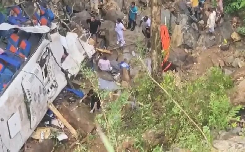 11.jpg Colombia: un micro que llevaba a estudiantes egresados cayó por un precipicio y hay al menos 17 muertos