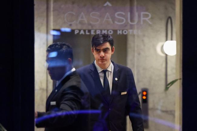 Los primeros en responder oyeron un ruido sordo y descubrieron el cuerpo de Payne en el patio del hotel.REUTERS