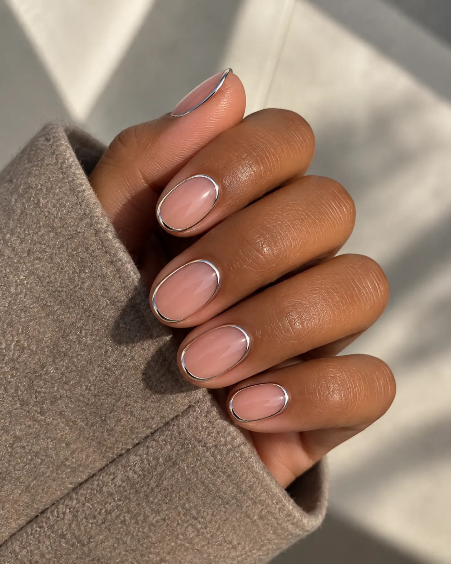 Round Chrome Outline manicure inspiration for round nail ideas