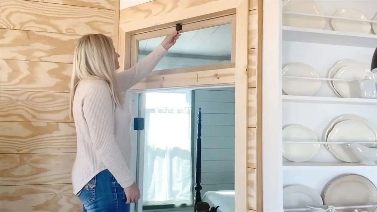 Soluția DIY pentru ferestrele transom: Lumina și liniștea la îndemână