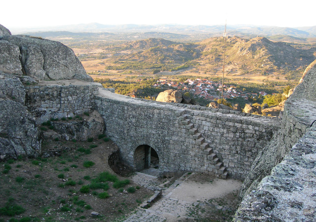 Castelo-e-muralhas-de-Monsanto-III.jpg