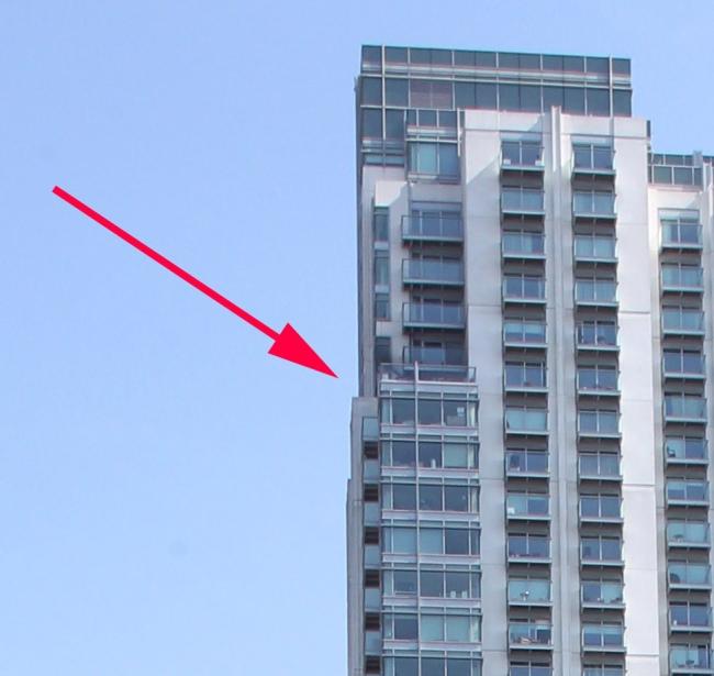 La foto de 2014 capturó al ex miembro de One Direction balanceándose en el borde de su edificio de apartamentos en el este de Londres.FameFlynet.uk.com / SplashNews.com