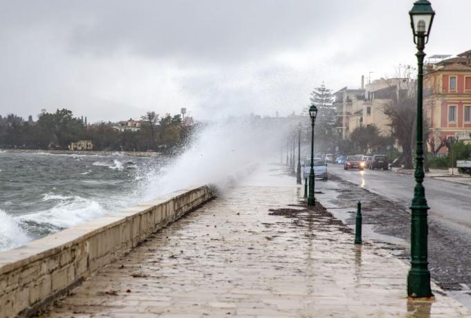 Κόκκινος συναγερμός από την ΕΜΥ: Ισχυρές καταιγίδες και άνεμοι έως 9 μποφόρ