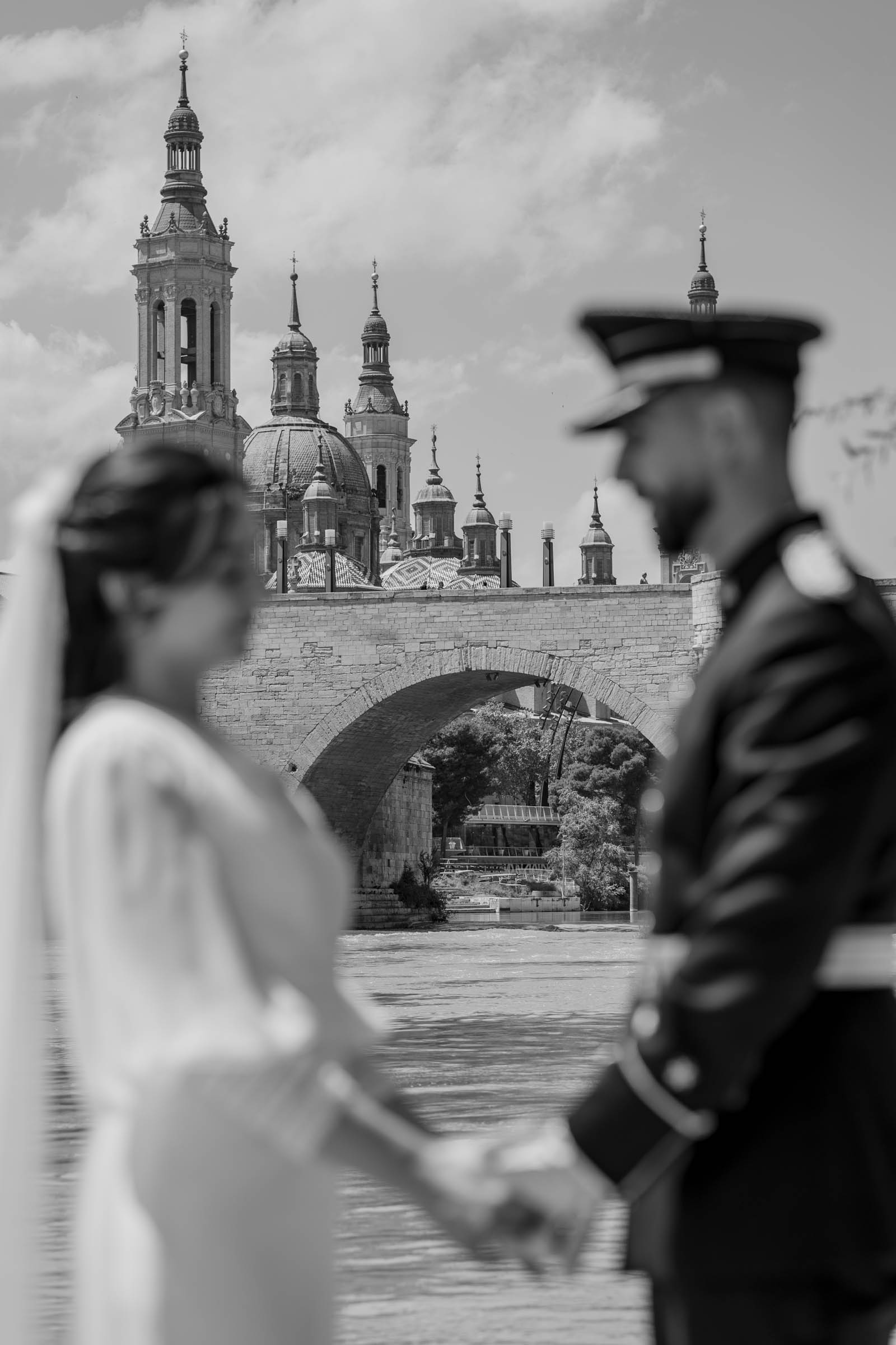 Reportaje de boda en Zaragoza con Pilar y Fernando disfrutando de un paseo entre abrazos y miradas tras la ceremonia