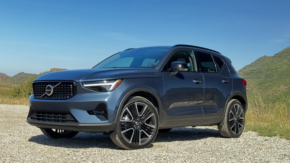 Volvo XC40 2026 este un subcompact crossover de lux pentru cei care se ocupă de mașinile lor pentru a se simți mai mici