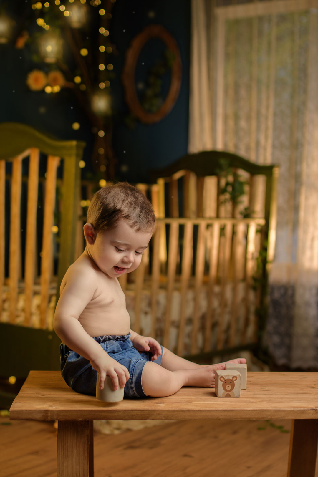 آتلیه کودک نویسا مشهد - فضای داخلی با رنگ‌های گرم برای عکاسی کودک