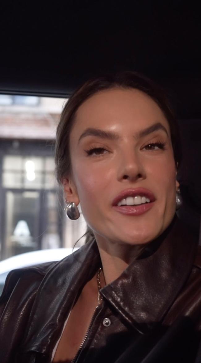 “Es una experiencia muy única y una sensación muy única saber que estoy desfilando nuevamente en el desfile de Victoria's Secret”, dijo en el video.Instagram/@alessandraambrosio