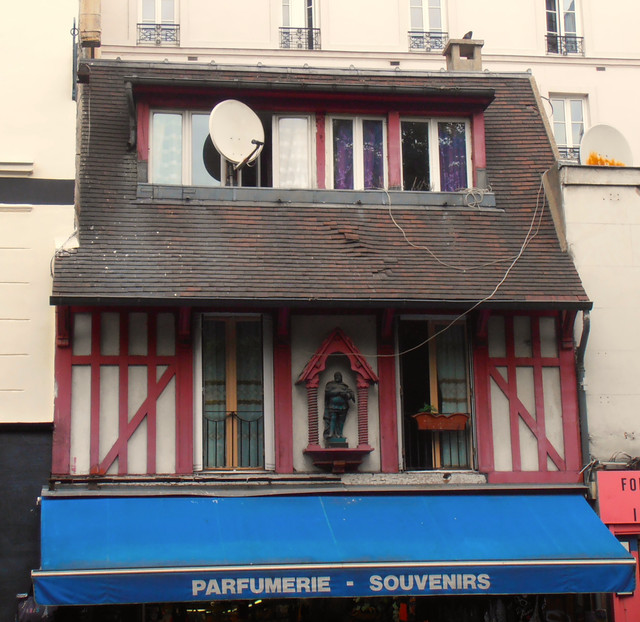 Maison à la Statue-Bd de Rochechouart.jpg