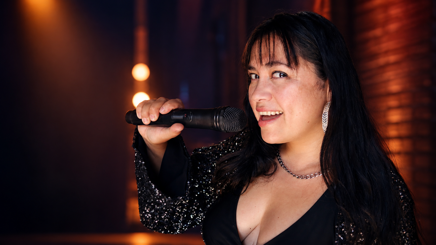 Estrella Marina con micrófono en el escenario, luces de comedy club