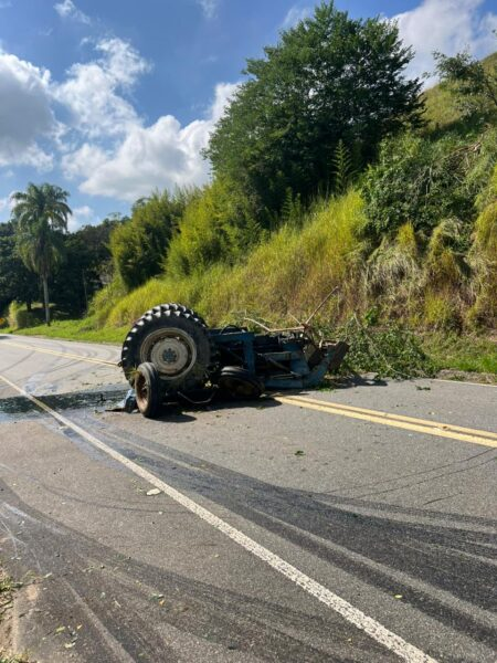 Trator despenca de morro e cai na Rodovia - Imagem 1