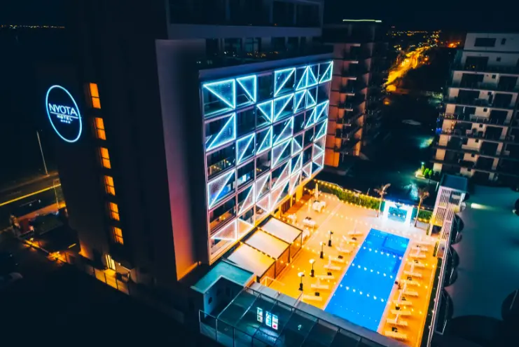 Un hotel din Mamaia își reduce consumul de energie în august, folosind panouri fotovoltaice