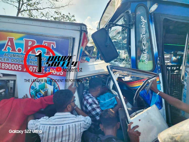 දඹුල්ලේදී ලොරි රථයක් ඉදිරියෙන් පැමිණි බස් රථයක මුහුණට මුහුණ ගැටෙයි
