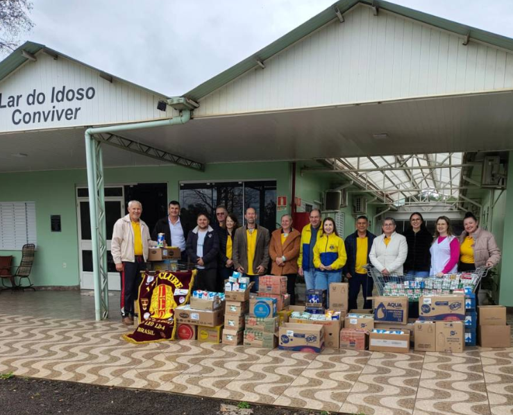 Lions e Leo arrecadam leite para o Lar do Idoso