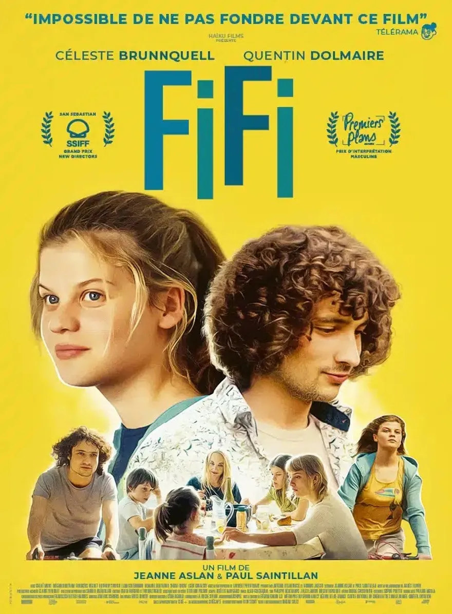 O cartaz mostra o filme "Fifi". O fundo é amarelo vibrante.  Na parte superior, há uma frase em francês que elogia o filme, significando algo como "Impossível não se apaixonar por este filme".  Abaixo, aparecem os nomes dos atores principais: Celeste Brunnquell e Quentin Dolmaire. O título "Fifi" é destacado em letras grandes e azuis-claras.  Há logotipos de festivais de cinema, indicando prêmios recebidos pelo filme.

Na imagem central, vemos um jovem casal em destaque. A jovem tem cabelo loiro e está de perfil, enquanto o rapaz, com cabelo cacheado, está de lado com um olhar pensativo. Abaixo deles, há uma cena menor com mais pessoas, provavelmente uma família ou grupo de amigos, sugerindo um jantar ou momento de convívio.  A imagem geral transmite uma sensação leve e um tom que poderia ser descrito como um drama ou comédia romântica. Há pequenos textos na parte inferior com mais informações sobre os diretores e a produção do filme.
