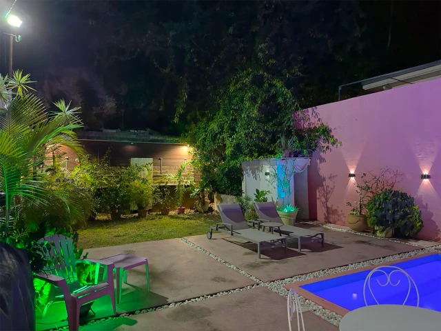 Terrasse de nuit illuminée et espace détente lounge