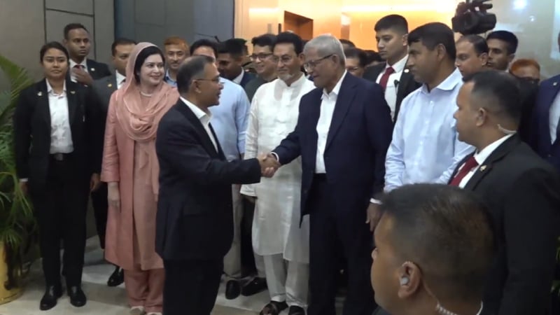 শাহজালাল আন্তর্জাতিক বিমানবন্দরে প্রধানমন্ত্রী তারেক রহমানের দেশে ফেরার দৃশ্য এবং চীন-বাংলাদেশ দ্বিপাক্ষিক সম্পর্কের প্রতীকি ছবি।