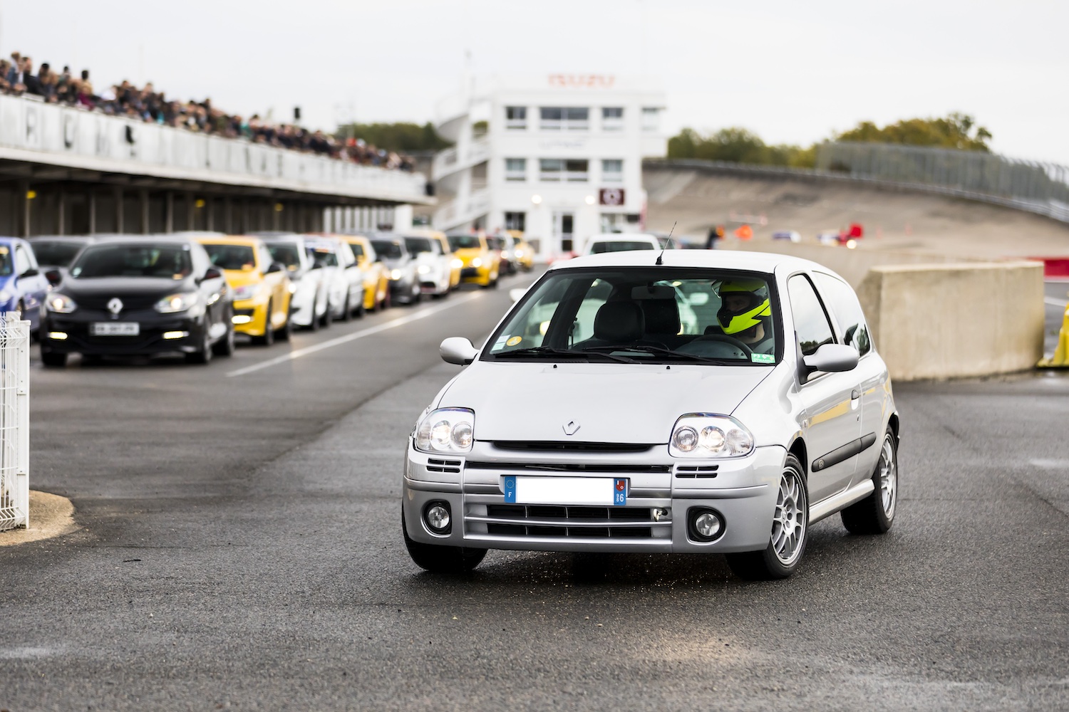 https://i.ibb.co/RH89yrc/Clio3.jpg