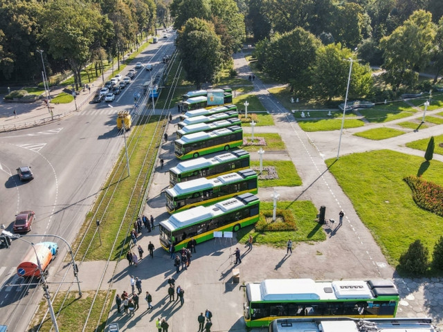 овлять свои муниципальные автобусные парки. Так, 8 сентября Винница получила 10 новеньких низкопольных автобусов Otokar Kent C. На торжественной передаче машин «Винницкой транспортной компании» присутствовал мэр города Сергей Моргунов. А уже 9 сентября новые автобусы выехали на маршруты: №32 «Сабаров – Железнодорожный вокзал» и №4 «Тяжилов (Луговая) – Барское шоссе».

Отметим, что автобусы приобретены на условиях лизинга сроком на 5 лет – сумма соглашения не превышает  2,65 млн евро., сообщает vinbazar.com
Автобусы Otokar Kent C – 12-метровые, низкопольные, оснащены комфортабельным салоном на 87 мест (для сидения – 28) и рассчитаны на перевозку пассажиров с ограниченными физическими возможностями. Машины оснащены пневмоподвеской с системой kneeling, которая опускает кузов на остановках для облегчения посадки высадки. На поручнях установлены кнопки требования остановки с шрифтом Брайля, также в салоне имеются USB-разъемы.В движение низкопольные автобусы Otokar Kent C приводятся 320-сильными двигателями, работающими на сжатом природном газе. На крыше в передней части хорошо виден отсек для баллонов. Отметим, что стандартным мотором для таких машин является 6-цилиндровый, 6,9-литровый агрегат MAN-E0836LOH мощностью 280 л. с.

Более подробно ознакомитсья с автобусами турецкой марки Otokar можно будет на международной выставке City Trans & Parking 2021, которая пройдет в Киеве (Nivki-Hall) с 12 по 13 октября.