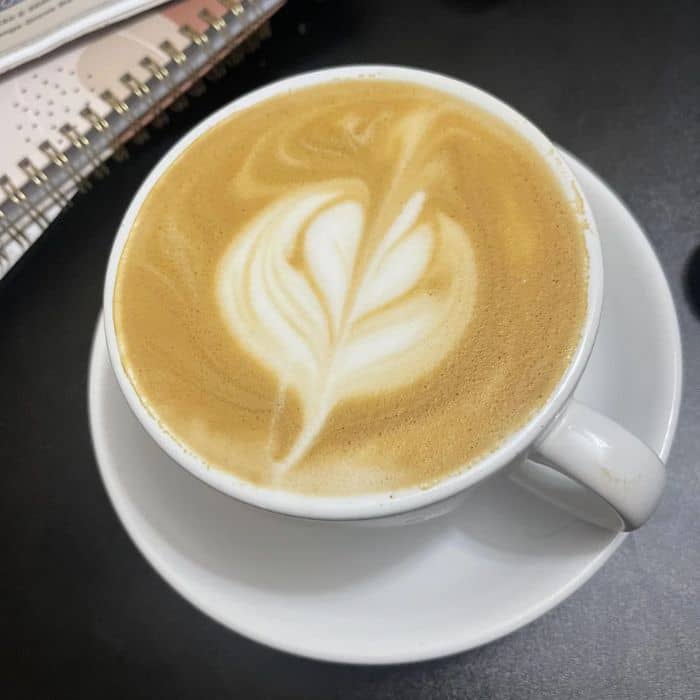 Mesa con alfajores premium y café