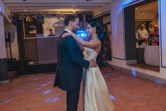 Fotografía de boda en Madrid durante el primer baile de Paula y Guille en Espacio NÜA