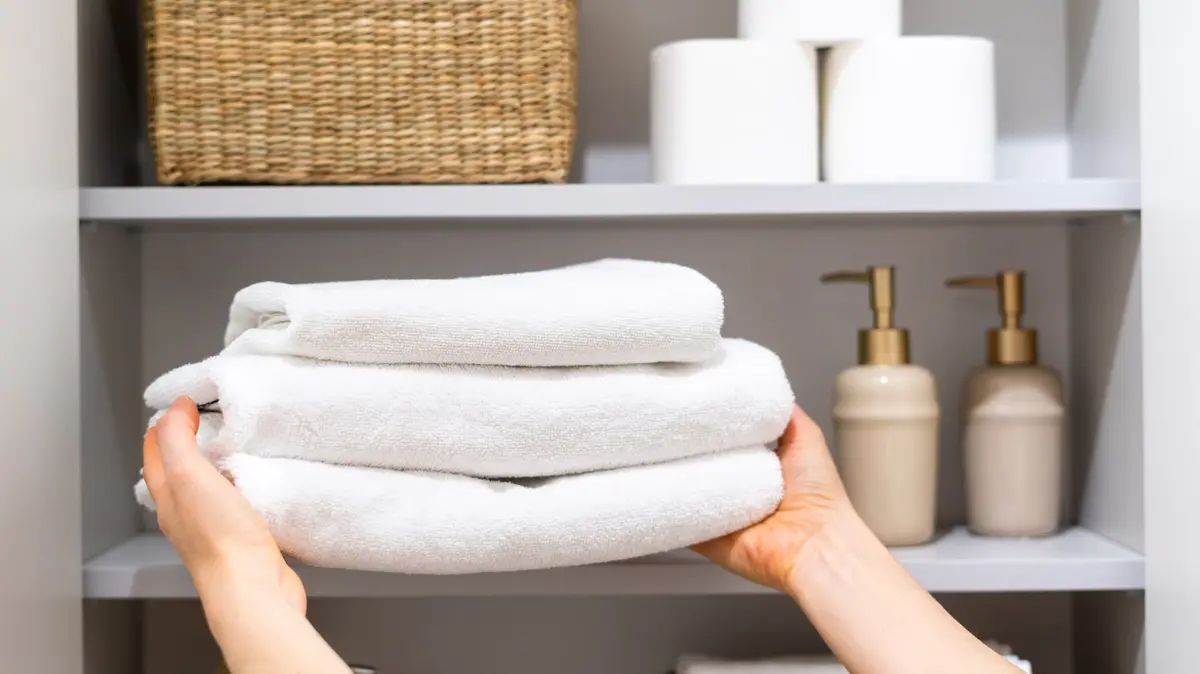 Gata cu dezordinea! Transformă prosoapele vechi în spații de depozitare ingenioase