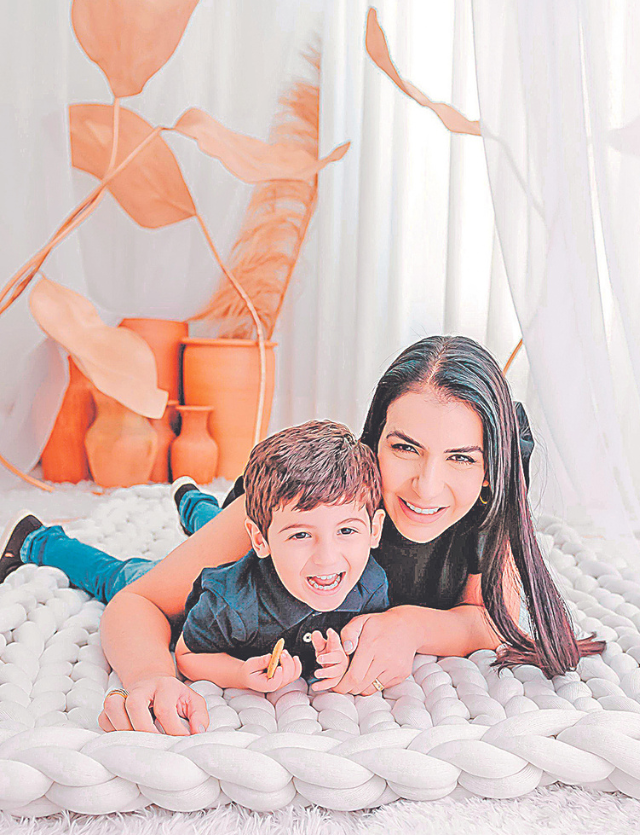 Monica Porto e seu pequeno Theo.