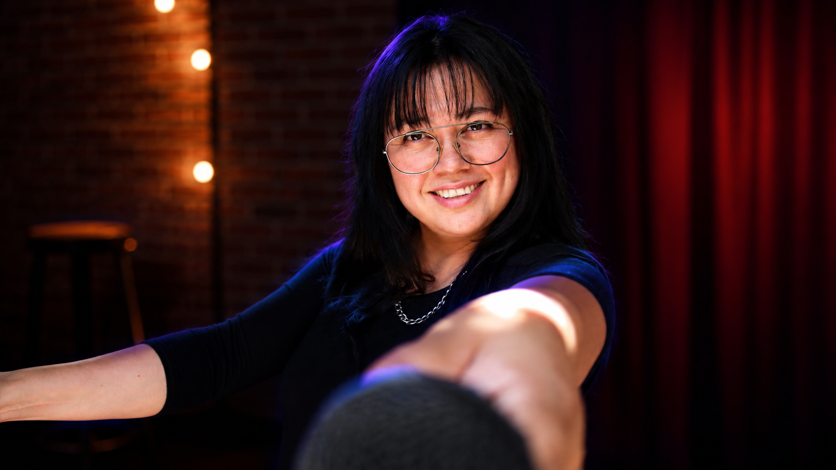 Estrella Marina extendiendo la mano al público en comedy club
